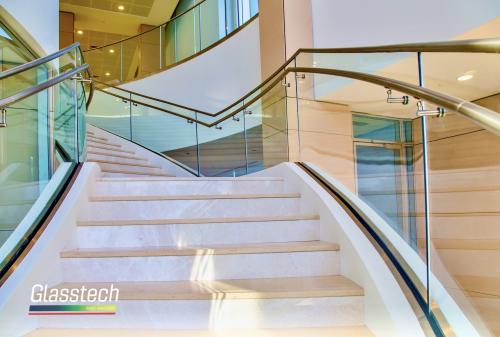 Şüşə məhəccər konstruksiyaları pilləkan kanalında istfadə olunduğu kimi eyni zamanda balkonun da məhəccəri kimi istifadə olunmuşdur.