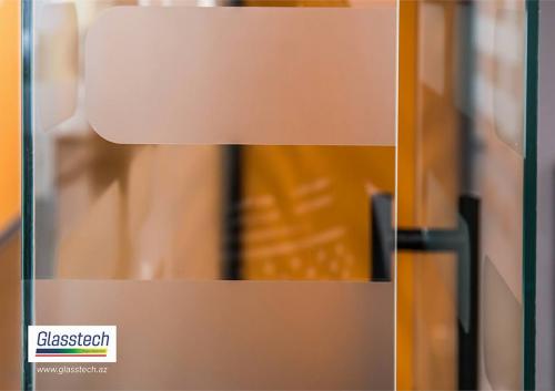 Ofis şüşə qapılar temperli şüşə istifadə olunaraq istehsal olunmuş və quraşdırılmışdır.