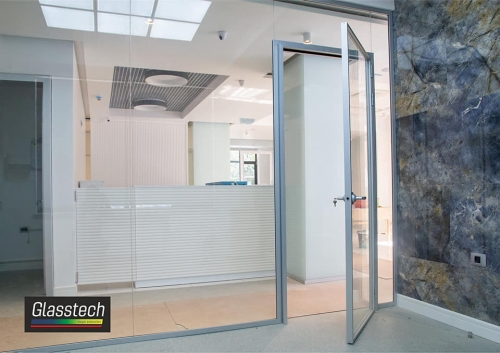 Klinika şüşə arakəsmə işləri ağ rəngdə şüşələrdən istifadə olunaraq Glasstech tərəfindən həyata keçirilmişdir