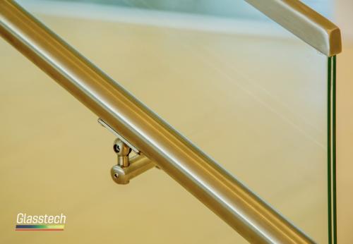 ş&uuml;şə məhəccər paslanmayan nerj metal qollar istifadə olunaraq quraşdırıldı