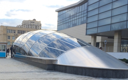 Elmlər Akademiyası metro çıxışı şüşəli keçid - Glasstech