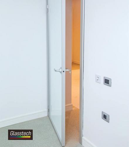 şüşə qapılar otaq arası qapılar konseptinde istehsal olunmuşdur. Süd bəyaz temperli laminat şüşələr istifadə olunmuşdur