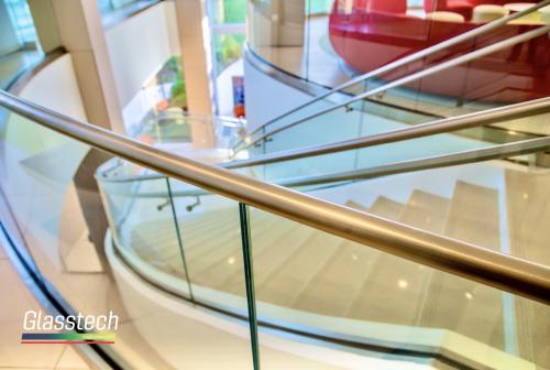 Paslanmayan metaldan yığılan şüşə tutucular və aksesuarlar məhəccər əsas hissəsi kimi funksiya daşıyır