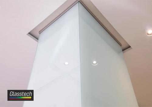 Şüşə sütunlar süd bəyaz dekorativ şüşələr istifadə olunaraq yığılmış və Glasstech tərəfindən quraşdırılmışdır