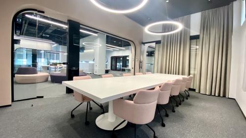 boyalı şüşə arabölmə