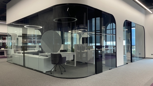 Şüşə arakəsmə və temperli şüşələr bükülmüş radiuslu şüşələr istifadə olunmuşdur. Glasstech boyalı aluminium şüşə arakəsmə işində öz həllini təklif etmişdir.