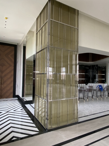 dekorativ şüşə glasstech, bu layihədə parça teksturalı temperli şüşələr istifadə olunaraq işıqlandırma da istifadə olunmuşdur. Məkana xüsusi bir görkəm qatan bu konstruksiya paslanmaz metal və glasstech parça dekorativ şüşə ilə kombinasiya olunaraq maraqlı və qeyri adi bir iş çıxarılmışdır.