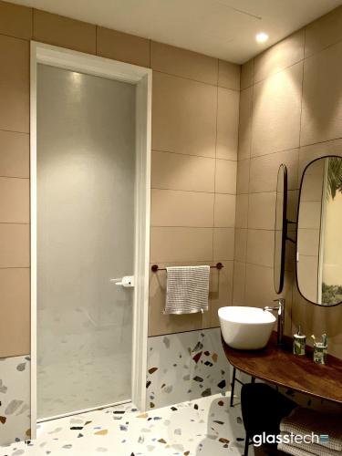 şüşə qapı parça şüşə