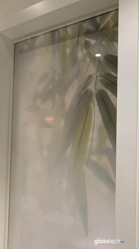 pult ilə yanıb sönən şüşə