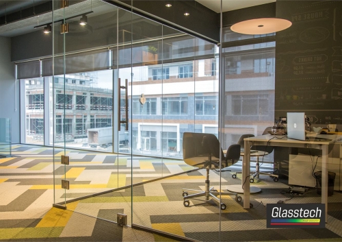 ofislər və şüşə arakəsmələri