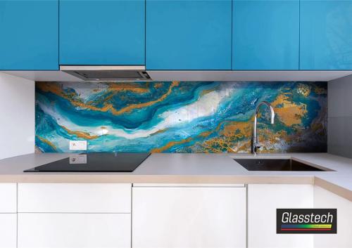 şüşə fartuk mətbəx mebelində istifadəsini rahatladır