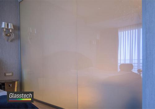 şəffaflaşan şüşə