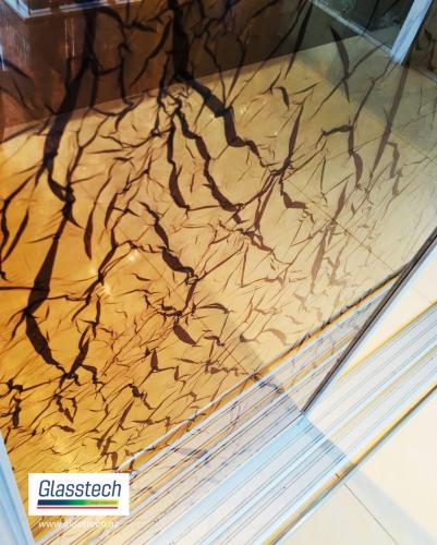 Qehfeyi rengde suseler den hazirlanan qapi ve arakesme