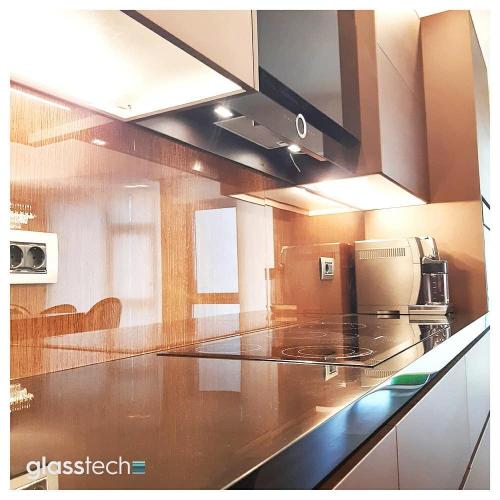 mətbəx mebelin ən önəmli elementlərindən olan şüşə fartuk