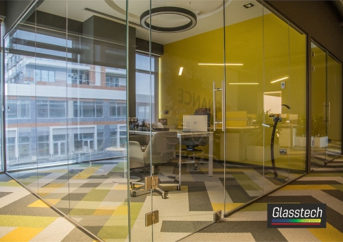 ofis arakəsmələr şüşəli