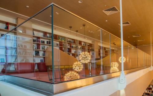 şüşə məhəccər